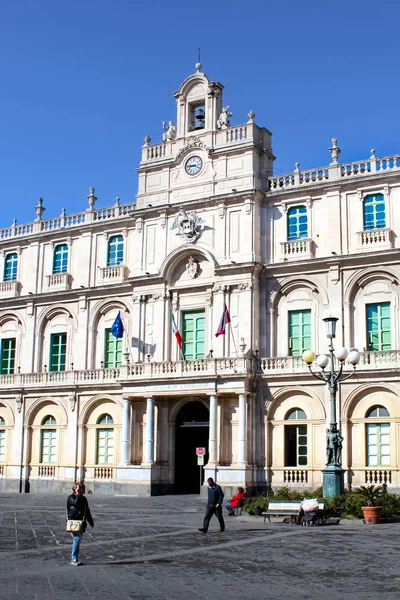 Catane, Sicile, Italie - 10 avril 2019 : Beau bâtiment baroque de l'Université de Catane situé dans la vieille ville. La plus ancienne université de Sicile. Capturé sur l'image verticale avec ciel bleu — Photo