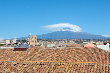 İtalya'da Sicilya Catania Cityscape tarihi merkezinde bir binanın çatısından alınmıştır. Arka planda güzel şehre bakan ünlü Etna Yanardağı volkanı var.