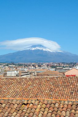 Arka planda ünlü Etna Yanardağı ile Catania, Sicilya, İtalya güzel şehir manzarası yakalayan dikey fotoğraf. Tarihi binaların çatıları. Dağın en tepesinde kar