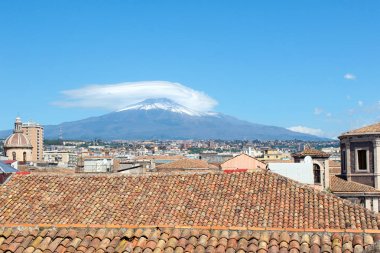 Sicilya Catania Amazing şehir manzarası, arka planda eski şehir ve görkemli Etna yanardağ tarihi binaların çatıları ile İtalya. Dağın tepesinde kar var. Güneşli bir gün