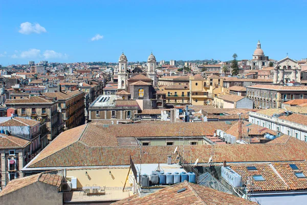 Prachtig stadsbeeld van de Siciliaanse stad Catania, Italië genomen van een uitkijkpunt boven het stadscentrum. Catania heeft vele historische bezienswaardigheden en is een populaire toeristische attractie. Blauwe hemel, zonnige dag — Stockfoto