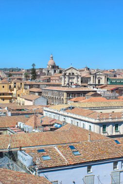 Catania, Sicilya, Italya tarihi merkezinin yukarısında dikey resim yakalama. Güzel şehrin dominant ünlü Roma Katolik Katedrali Saint Agatha olduğunu