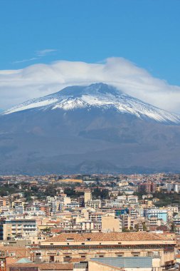 Sicilya 'da ünlü Etna Yanardağı dağ, Italya dağın eteklerinde bulunan şehir Catania ait evler ile dikey resim üzerinde yakalanan. Popüler turistik nokta