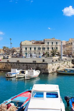 Siraküza, Sicilya, Italya-10 Nisan 2019: Syracuse şehri ve güneşli bir günde çekilen ünlü Ortigia Adası arasındaki güzel liman. UNESCO Dünya Mirası bölümü. Popüler turistik destinasyon