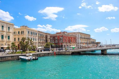 Siraküza, Sicilya, Italya-10 Nisan 2019: güzel Sicilyalı liman ve ünlü Ortigia Adası ile Syracuse şehri bağlayan köprü. UNESCO Dünya Mirası bölümü. Popüler turistik yerler