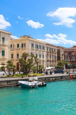 Siraküza, Sicilya, Italya-10 Nisan 2019: tarihi şehir Syracuse ve ünlü Ortigia Adası arasında Inanılmaz bir liman. UNESCO Dünya Mirası bölümü. Popüler turistik nokta