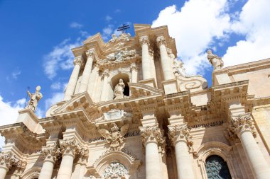 Sicilya 'da Syracuse inanılmaz Roma Katolik Katedrali, Italya mavi gökyüzüne karşı aşağıda fotoğraflandı. Kilise, UNESCO Dünya Mirası 'nün bir parçasıdır. Popüler turistik cazibe