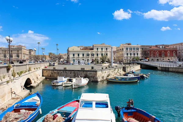 Сиракузы, Сицилия, Италия - 10 апреля 2019 года: Удивительный вид на гавань и мост, соединяющий город Сиракузы со знаменитым островом Ортигия. Входит в список Всемирного наследия ЮНЕСКО. Популярное туристическое место — стоковое фото