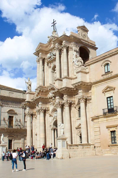 Сиракузы, Италия - 10 апреля 2019: Удивительный римско-католический собор Сиракуз в Сицилии с туристами на прилегающей площади. Религиозный храм является частью Всемирного наследия ЮНЕСКО. Популярное туристическое место — стоковое фото