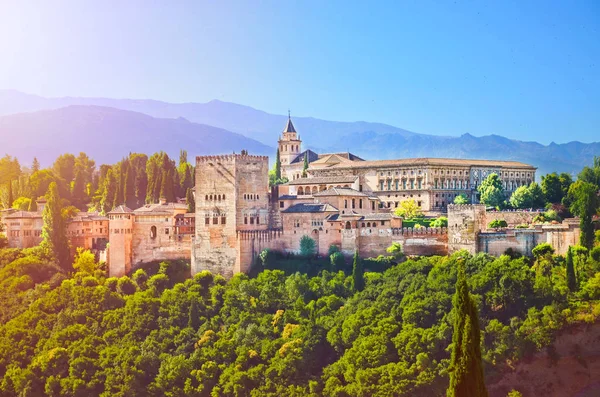 Muhteşem Alhambra Sarayı kompleksi sabah gündoğumu ışığında alınmıştır. Yeşil ağaçlar ile çevrili Mağribi mimarisi güzel parçası, Granada, Ispanya 'da yer almaktadır