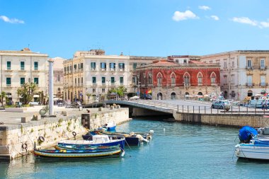 Syracuse, Sicilya, İtalya - Nis 10th 2019: Güzel küçük liman ve Syracuse şehir ve Ortygia Adası arasında tekneler güneşli bir günde yakalanan. Popüler turistik yer