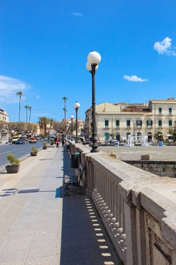 Syracuse, Sicilya, İtalya - Nis 10th 2019: Syracuse ve Ortigia Adası bağlayan bir köprü üzerinde Kaldırım mavi gökyüzü ile dikey bir fotoğraf yakalanan. Ünlü Ortygia popüler bir turistik olduğunu
