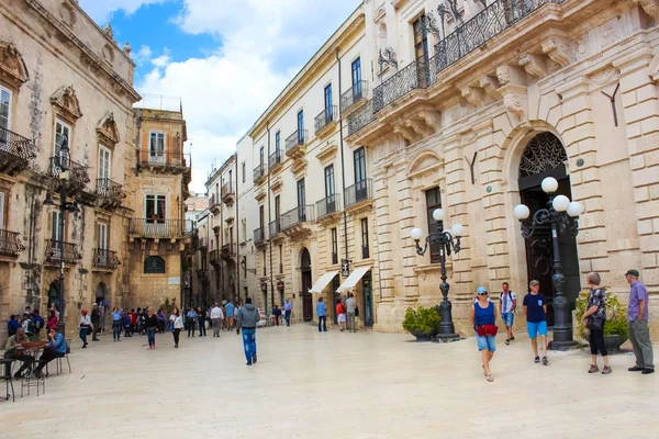 Syracuse, Sicilya, İtalya - Nis 10th 2019: Tarihi merkezdeki Piazza Duomo Meydanı'nda yürüyen insanlar. Merkez ünlü Ortigia Adası'nda yer almaktadır. Popüler turistik