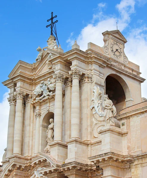 Закройте фотографию удивительной Сиракузы на площади Пьяцца Дуомо в Сиракузах, Сицилия, Италия. Образец стиля барокко, средневековые скульптуры с религиозными мотивами. Ортигиа — стоковое фото