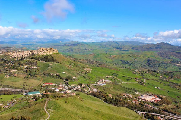 Amazing view of village Calascibetta in Sicily taken with adjacent green hilly landscape. Photographed from the view point in Enna. Beautiful landscapes in Italy. Historical Arab village — Stock Photo, Image
