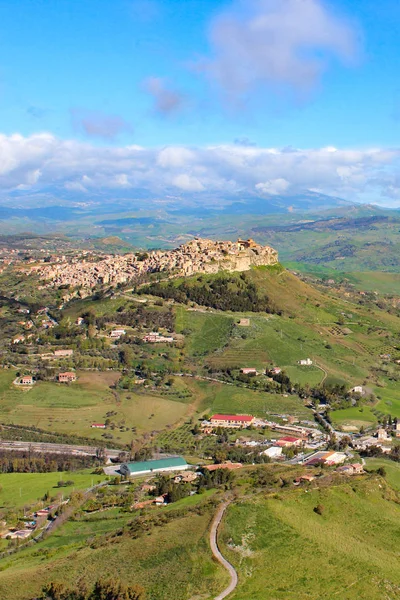 Beautiful Sicilian village Calascibetta photographed from nearby Enna with adjacent mountains and green landscape. Amazing landscapes in Italy. Italian travel destinations — Stock Photo, Image