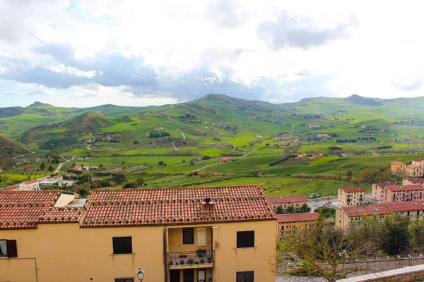 Beautiful view of green Sicilian countryside landscape photographed from small village Gangi. Nature and cities in Italy. Houses in the city. Hilly landscape, mountains. Cloudy weather — Stock Photo, Image