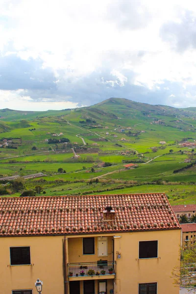 Vertical photo capturing amazing Sicilian landscape with houses in village Gangi in Italy. Cloudy day. Green hilly countryside. Popular tourist destination — Stock Photo, Image