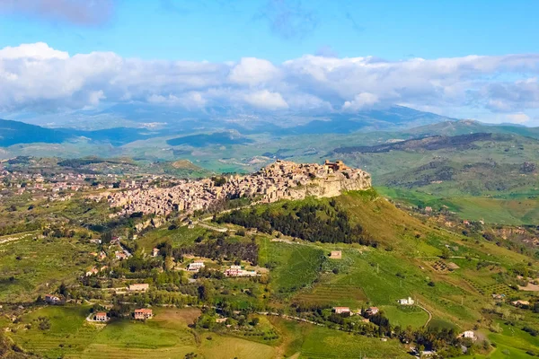 Bitişik dağlar ve yeşil manzara ile alınan Sicilya köyü Calascibetta güzel bir görünüm. Tarihi Arap kenti tepeüzerinde yer almaktadır. İtalya'da amazing turistik yer