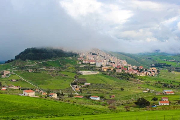 Amazing view of village Gangi in Sicily, Italy photographed in foggy weather. The historical city is located on the top of the hill. Green countryside landscape. Fog. Sicilian countryside — Stock Photo, Image