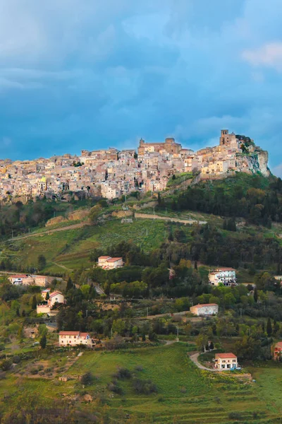 Vertical photo of Enna, village located on the top of a rocky hill in central Sicily, Italy. Dark clouds, storm. Historical landmarks, amazing places. Italian countryside — Stock Photo, Image