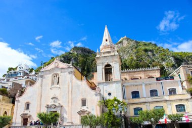 Taormina, Sicilya, İtalya - 8 Nisan 2019: Şehir merkezinde Piazza Ix Aprile meydanında güzel San Giuseppe Kilisesi. Barok tarzı, popüler turistik yer. Mavi gökyüzü, güneşli bir gün