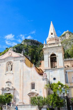 Taormina, Sicilya, İtalya - 8 Nisan 2019: Eski kentteki Piazza Ix Aprile meydanındaki San Giuseppe Kilisesi'nin dikey resmi. Barok dini bina, ünlü turistik nokta. Mavi gökyüzü, güneşli