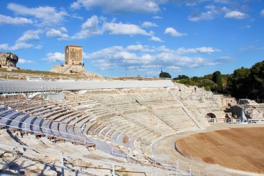 Sicilya Syracuse Antik Yunan Tiyatrosu, İtalya güneşli bir günde. Arkeolojik sit alanı, tarihi bir dönüm noktası. Popüler turistik nokta. Sahne ve tribünler açık hava oyunları için hazır