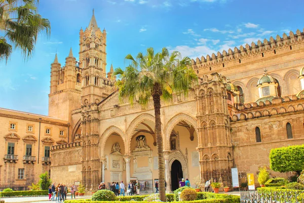 Palermo, Sicilien, Italien-11 april 2019: Palermo Cathedral med turister framför. Romersk-katolska kyrkan, katedralen i antagandet av Jungfru Maria. Berömda lokala landmärke — Stockfoto