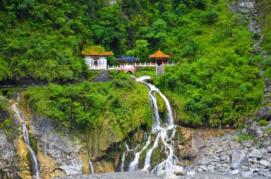 Ebedi Bahar Tapınağı, ayrıca Changchun Tapınağı, dönüm noktası ve Tayvan Taroko Milli Parkı'nda bir anıt tapınak kompleksi denir. Tapınak şelale derelerinin hemen üzerinde yer almaktadır. Tropikal orman