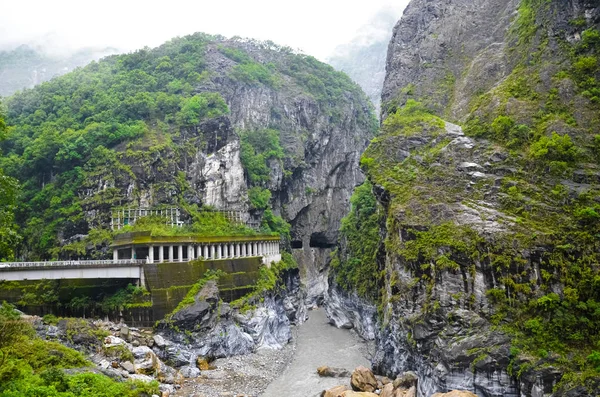 Kábító Taiwan táj fényképezett-ban Taroko Nemzeti Park. Taroko Gorge a helyi idegenforgalmi vonzereje. Gyönyörű sziklák körül folyó ágy körül trópusi zöldfák — Stock Fotó