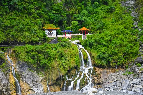 Ιερό της αιώνιας άνοιξης, που ονομάζεται επίσης βωμός Τσανγκτσούν, ορόσημο και συγκρότημα μνημείου στο εθνικό πάρκο ταρόκο στην Ταϊβάν. Το ιερό βρίσκεται ακριβώς πάνω από τα ρεύματα καταρράκτη. Τροπικό δάσος — Φωτογραφία Αρχείου