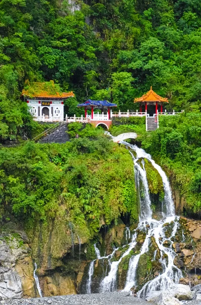 Changchun templom, mérföldkő, és egy emlékmű szentély komplexum Taroko Nemzeti Park Tajvanon. Az emlékmű felett található a gyönyörű vízesés patakok. Trópusi erdő körül. Sziklák — Stock Fotó