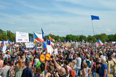 Prag, Çek Cumhuriyeti - 23 Haziran 2019: Letna, Letenska planı üzerinde Başbakan Babis ve Adalet Bakanı karşı protesto halk kalabalık. İstifa çağrısı nda bulunan gösteri. Demokrasi, protesto