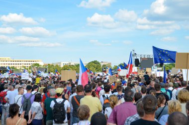 Prag, Çek Cumhuriyeti - 23 Haziran 2019: Letna, Letenska planı üzerinde Başbakan Babis ve Adalet Bakanı karşı protesto halk kalabalık. İstifa çağrısı nda bulunan gösteri. Demokrasi, protesto