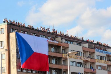 Prag, Çek Cumhuriyeti - 23 Haziran 2019: Letna,Letenska planı üzerinde Başbakan Babis ve Adalet Bakanı protestoları destekleyen bir binanın çatısında insanlar. Gösteri, Çek bayrağı