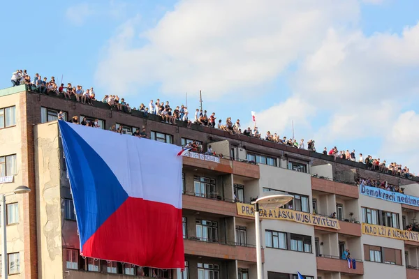 Prag, Çek Cumhuriyeti - 23 Haziran 2019: Letna,Letenska planı üzerinde Başbakan Babis ve Adalet Bakanı protestoları destekleyen bir binanın çatısında insanlar. Gösteri, Çek bayrağı