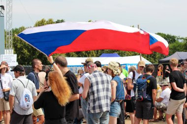 Prag, Çek Cumhuriyeti - 23 Haziran 2019: Letna, Letenska planı üzerinde Başbakan Babis ve Adalet Bakanı karşı protesto halk kalabalık. İstifa çağrısı nda bulunan gösteri. Demokrasi, protesto