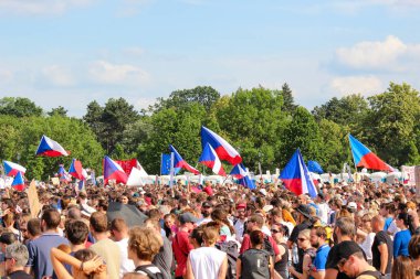 Prag, Çek Cumhuriyeti - 23 Haziran 2019: Letna, Letenska planı üzerinde Başbakan Babis ve Adalet Bakanı karşı protesto halk kalabalık. İstifa çağrısı nda bulunan gösteri. Demokrasi, protesto
