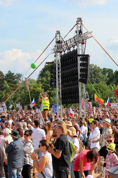 Prag, Çek Cumhuriyeti - 23 Haziran 2019: Letna, Letenska planı üzerinde Başbakan Babis ve Adalet Bakanı karşı protesto halk kalabalık. İstifa çağrısı nda bulunan gösteri. Demokrasi, protesto