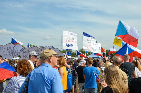 Praga, República Checa - 23 de junio de 2019: multitud de personas protesta contra el Primer Ministro Babis y el Ministro de Justicia por Letna, plan Letenska. Manifestación pidiendo dimisión. Democracia, protesta — Foto de Stock