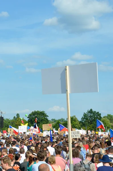 Praga, República Checa - 23 de junio de 2019: multitud de personas protesta contra el Primer Ministro Babis y el Ministro de Justicia por Letna, plan Letenska. Manifestación pidiendo dimisión. Protesta, democracia — Foto de Stock