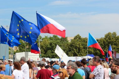 Prag, Çek Cumhuriyeti - 23 Haziran 2019: Letna, Letenska planı üzerinde Başbakan Babis ve Adalet Bakanı karşı protesto halk kalabalık. İstifa çağrısı nda bulunan gösteri. Protesto, demokrasi