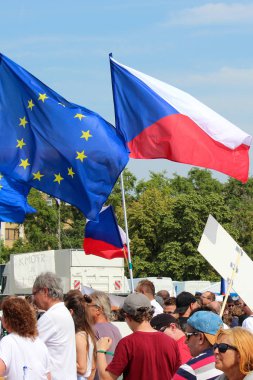 Prag, Çek Cumhuriyeti - 23 Haziran 2019: Letna, Letenska planı üzerinde Başbakan Babis ve Adalet Bakanı karşı protesto halk kalabalık. İstifa çağrısı nda bulunan gösteri. Protesto, demokrasi