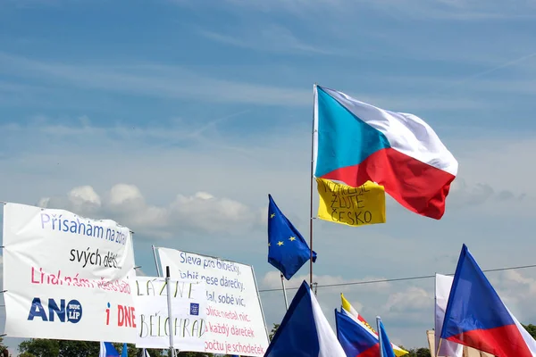 Praga, República Checa - 23 de junio de 2019: Banderas y pancartas contra el Primer Ministro Babis y el Ministro de Justicia en Letna, plan Letenska. Manifestación pidiendo dimisión. Protesta, democracia — Foto de Stock