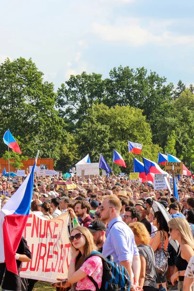 Praga, República Checa - 23 de junio de 2019: multitud de personas protesta contra el Primer Ministro Babis y el Ministro de Justicia por Letna, plan Letenska. Manifestación pidiendo dimisión. Democracia, protesta — Foto de Stock