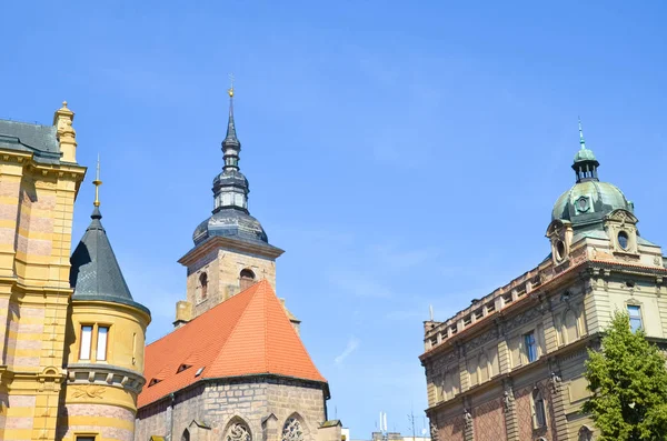 Historisch franciscaner klooster gelegen in de buurt van het centrale plein in Plzen, Tsjechië. De franciscaner kerk en het klooster behoren tot de oudste gebouwen van de stad. Pilsen, West-Bohemen, Tsjechië — Stockfoto