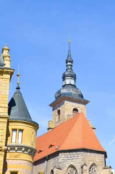 Detail van franciscaner klooster in de buurt van het centrale plein in Plzen, Tsjechië. Het franciscaner klooster en de kerk zijn populaire lokale bezienswaardigheden. Pilsen, West-Bohemen, Tsjechië — Stockfoto