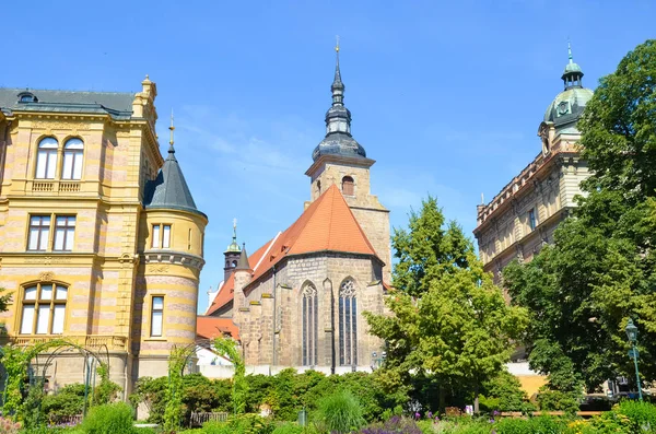 Vackert franciskanerkloster i Plzen, Tjeckien fotograferad från parken i Krizikovy Sady. Medeltida arkitektur, landmärken. Pilsen, västra Böhmen, Tjeckien. Solig dag — Stockfoto