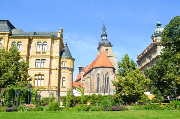 Monasterio franciscano e iglesia en Plzen, República Checa disparado desde el parque verde en Krizikovy sady. Edificios históricos, atracción turística. Pilsen, Bohemia Occidental, Chequia. Día soleado, cielo azul — Foto de Stock